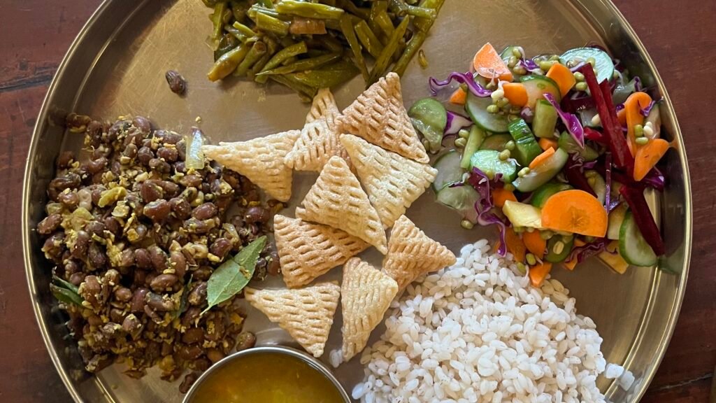 ayurvedic-sattvic-thali-devvrat-yoga-sangha-kerala-plant-based-meal-scaled